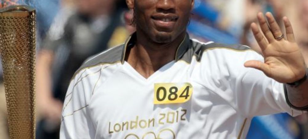 VIDEO Drogba nu se mai opreste! <span style="color: #f00">Al treilea trofeu din luna asta! </span>Ce onoare i-au acordat englezii: