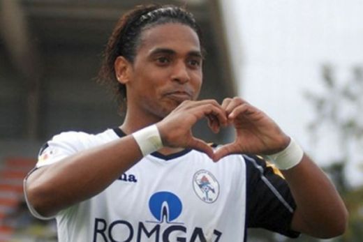 Eric vine in Romania <span style="color:#f00;">dupa 78 de minute</span> jucate in strainatate!<span style="color:#f00;"> :)</span> Dorit de CFR, Steaua, Dinamo si Rapid, nu mai poate de dor si revine in Liga 1! VEZI pe cine alege: