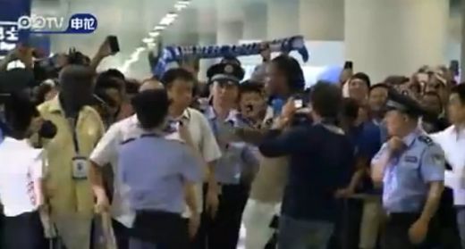 <span style="color:#f00;">VIDEO SENZATIE! </span>Fanilor nu le venea sa creada cand l-au vazut! <span style="color:#f00;">NEBUNIE </span>in China la venirea idolului care a ucis Barca in Liga:
