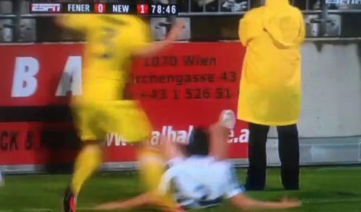 <span style="color:#f00;">VIDEO DEMENTIAL! </span>"Ce-ai avut cu ala?!" Era sa-i rupa piciorul unui om nevinovat! Cel mai NEBUN tackling: