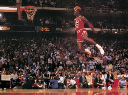 <span style="color:#f00;">AIR JORDAN revine pe terenul de baschet!</span> Americanii sunt in DELIR! Vezi cum l-au convins pe Mike sa se intoarca!