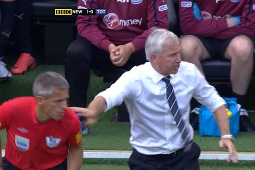 Scandal in Anglia! <span style="color: rgb(255, 0, 0);">"Imi este inca rusine de ce am facut!"</span> Antrenorul lui Newcastle a lovit un arbitru! FOTO