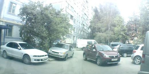 <span style="color: #f00">VIDEO: 2 fete, un Sandero </span>si jumatate de crima! O soferita incompetenta <span style="color: #f00">si-a strivit prietena </span>care o ghida in parcare!
