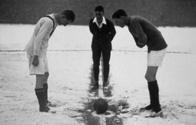 Cand fotbalul se juca cu pickamerul! <span style="color:#f00;">Cel mai INGHETAT moment din istorie: </span>Au adus aruncatoare de flacari pe stadion, meci amanat de <span style="color:#f00;">14</span> ori!