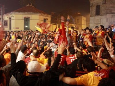 <span style="color:#f00;">Sneijder-PASA i-a innebunit pe turci!</span> Au venit "cata frunza si iarba" la aeroport!<span style="color:#f00;"> Vezi cum au intrat in masina olandezului! </span>VIDEO INCREDIBIL