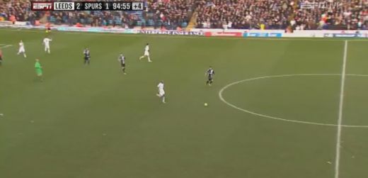 <span style="color:#f00;">NEBUNIE! </span>A dat golul carierei de la mijlocul terenului dar arbitrul i-a interzis reusita! <span style="color:#f00;">Cea mai tare faza din Cupa Angliei:</span>