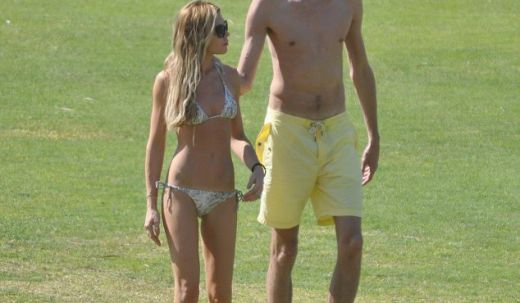 <span style="color:#f00;">INCREDIBIL! </span>Cuplul care socheaza la fiecare aparitie! <span style="color:#f00;">Cei mai slabanogi iubiti din showbiz! </span>N-o sa-ti vina sa crezi cum arata impreuna! FOTO:
