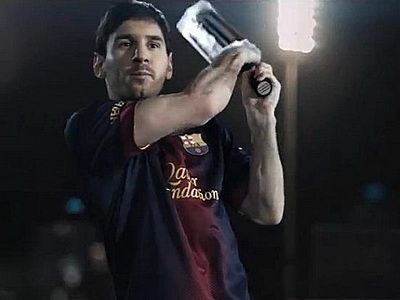 <span style="color:#f00;">VIDEO de OSCAR:</span> Messi este zeu pentru 1 MILIARD de oameni! A jucat intr-o mega reclama si i-a aratat lui Ronaldo cum se loveste cu BATA! :)