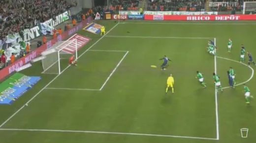 <span style="color:#f00;">IBRA Style! </span>Zlatan a trimis un sut supersonic din penalty, arbitrul l-a pus sa bata din nou! <span style="color:#f00;">Executia ce a urmat te lasa fara cuvinte! </span>VIDEO