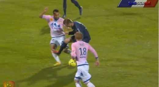 VIDEO <span style="color:#f00;">Beckham a provocat scandal MONSTRU in Franta! </span>Bataie generala dupa o intrare <span style="color:#f00;">URATA! </span>Patru eliminari!