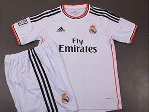 <span style="color:#f00;">FOTO! </span>Primele imagini cu tricourile Realului din sezonul viitor! Cel de rezerva seamana cu al lui Chelsea <span style="color:#f00;">:)</span>