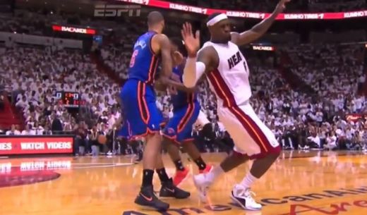 LeBron este <span style="color:#f00;">REGELE SIMULARILOR </span>in NBA! Americanii fac misto de el cu un clip demential! <span style="color:#f00;">Fazele la care se uita 40 oameni in fiecare minut: </span>VIDEO
