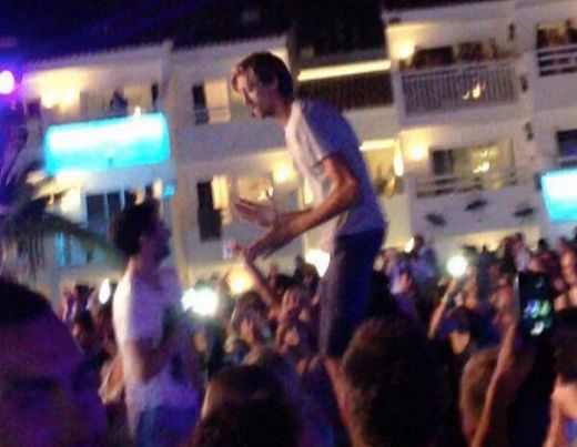 VIDEO A promis ca nu mai face, dar nu s-a putut abtine! <span style="color:#f00;">Crouch s-a DEZLANTUIT pe plaja la Ibiza!</span> A repetat dansul robotului!
