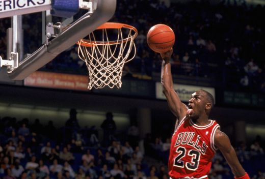 VIDEO <span style="color:#f00;">Forma e temporara, GENIUL e permanent! </span>Jordan rupe inelul si la 50 de ani! <span style="color:#f00;">Slam dunk-ul demential</span> cu care a ridicat sala in picioare: