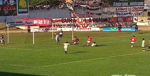 <span style="color:#f00;">"Ce-o fi fost in mintea lui?!"</span> Probabil cel mai amuzant autogol pe care l-ai vazut in 2013! <span style="color:#f00;">Nu exista explicatie pentru executia asta!</span> VIDEO