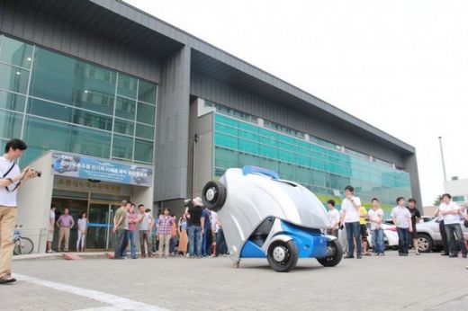 Coreenii au lansat masina care SE PLIAZA: <span style="color:#f00;">E 100% electrica si prinde 37 km/h! </span>E atat de mica incat o poti parca oriunde: VIDEO