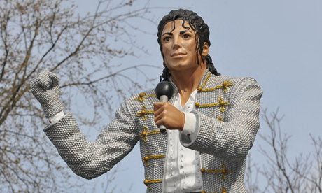 <span style="color:#f00;">Michael Jackson 'pleaca' de la Fulham!</span> Ce decizie a luat clubul in privinta statuii instalate in fata stadionului dupa moartea artistului: