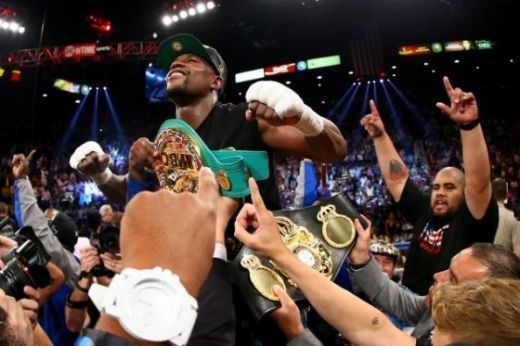 <span style="color:#f00;">Ai vazut vreodata un cec in valoare de 40.810.000 de dolari? </span>Mayweather a incasat bursa ASTRONOMICA dupa meciul cu Alvarez: FOTO