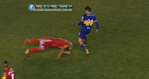 <span style="color:#f00;">Asa ceva nu ai mai vazut in fotbal! </span>A ramas fara DINTI si a primit si cartonas galben! <span style="color:#f00;">Ce a facut jucatorul KAMIKAZE: </span>VIDEO