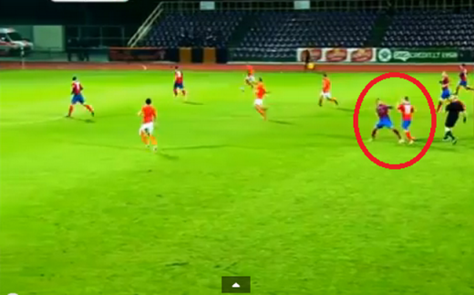 Video Faza Rara Pe Un Teren De Fotbal Doi Jucatori De La Aceeasi