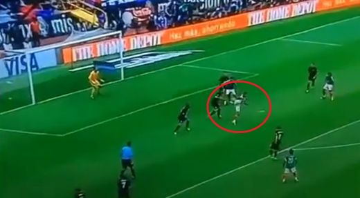 Cum a reusit asa ceva?! <span style="color:#f00;">FA-BU-LOS! </span>Probabil cel mai frumos<span style="color:#f00;"> SCORPION KICK</span> a fost executat aseara! Faza mondiala pe care a reusit-o: VIDEO