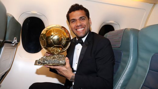 <span style="color:#f00;">Dani Alves a RABUFNIT:</span> "Ia mai lasati-ma cu Ronaldo asta, ce a castigat?"<span style="color:#f00;"> Oamenii lui Messi scot armele in lupta pentru Balonul de Aur!</span>