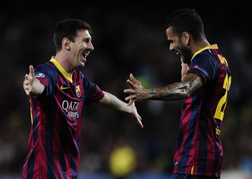 Messi si Alves i-au innebunit pe fani! Au pastrat traditia inceputa la Paris! <span style="color:#f00;">Ce au facut la incalzirea meciului cu Malaga: </span>VIDEO