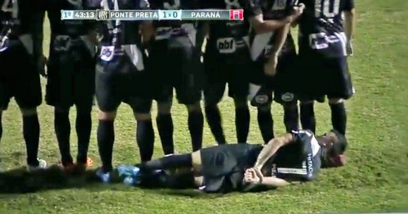<span style="color:#f00;">ASTA e cea mai tare lovitura libera din ISTORIE! </span>Au culcat un jucator in spatele zidului, urmarea e COLOSALA! VIDEO