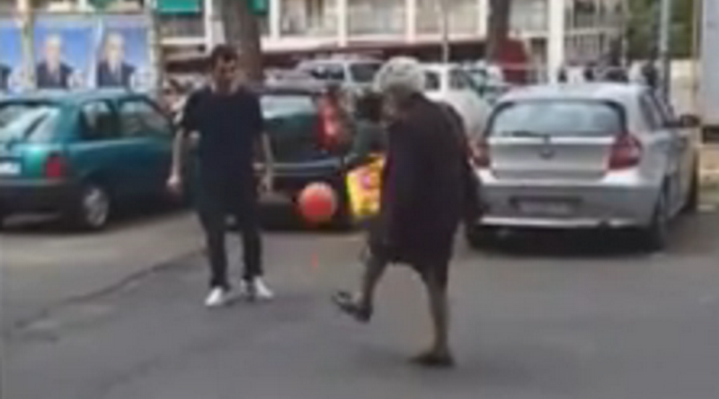 <span style="color:#f00;">O babuta face senzatie pe strazile din Roma!</span> Vezi ce scheme face cu mingea de fotbal!<span style="color:#f00;"> Italienii vor sa o gaseasca acum - VIDEO</span>
