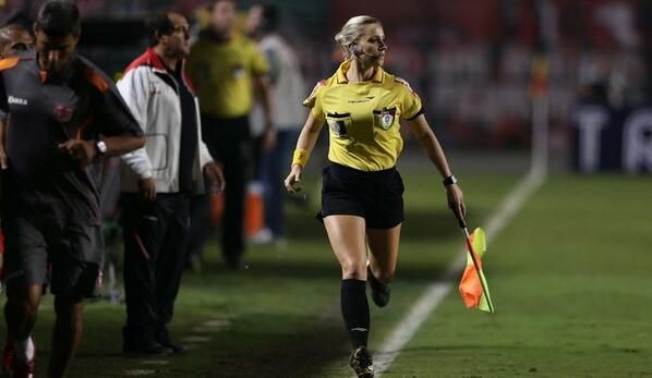 <span style="color:#f00;">Ea este cea mai iubita arbitra din Brazilia</span>! Are 23 de ani si fanii nu se supara niciodata atunci cand greseste! VIDEO