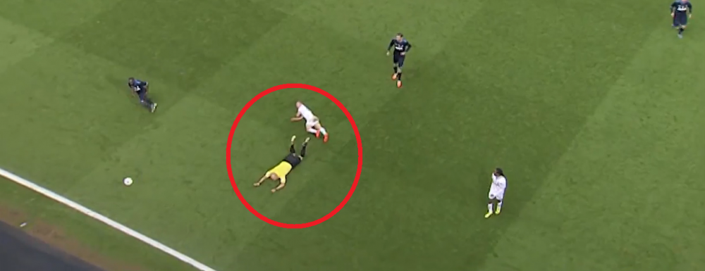 <span style="color:#f00;">Faza DEMENTA sub ochii lui Chiriches!</span> Arbitrul a inceput sa dribleze, Holtby i-a dat "la oase", apoi au sarit la bataie! <span style="color:#f00;">VIDEO :)</span>
