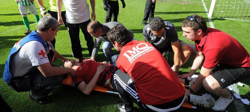 Scene HORROR pe stadion!<span style="color:#f00;"> Gardul a cazut dupa gol, zeci de fani sunt raniti! Jucatorii incearca sa-i salveze alaturi de medici </span>