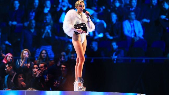 <span style="color:#f00;">Aparitie TOTAL neasteptata pentru Miley Cyrus!</span> Cum a venit imbracata la concert