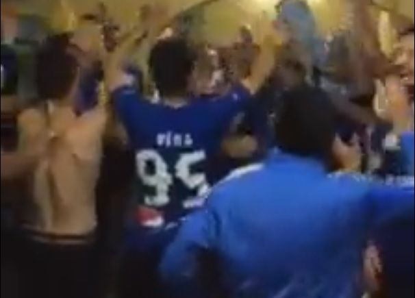 <span style="color:#f00;">VIDEO SENZATIONAL! </span>Hagi a intrat in vestiar si a inceput sa sara alaturi de jucatori. Ce au strigat