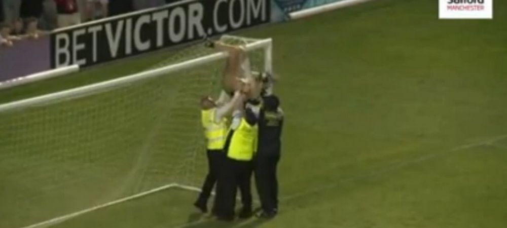 Echipa de <span style="color:#f00;">LEGENDE </span>a lui Man United, batuta mar de Salford City! <span style="color:#f00;">Un barbat a intrat GOL pe teren si s-a prins de bara</span> VIDEO