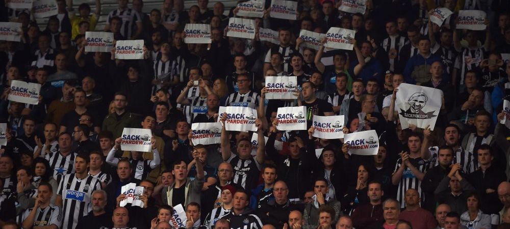 <span style="color:#f00;">BANNERUL IMPOSIBIL DE CITIT! </span>Mesajul cu care acesti fani au venit la meci! Tot stadionul a inceput sa rada. FOTO AICI