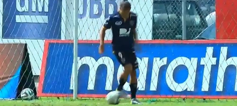 A driblat portarul, s-a oprit cu mingea pe linia portii, apoi a facut asta. <span style="color:#f00;">Gestul cu care si-a umilit adversarii pe teren. VIDEO</span>