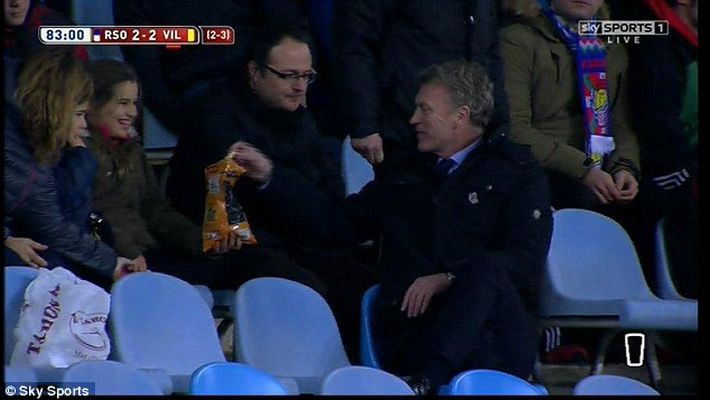 "Hei, do you want some chips?"<span style="color:#f00;"> David Moyes a oferit faza saptamanii,</span> la meciul dintre Sociedad si Villarreal! <span style="color:#f00;">Scotianul a fost eliminat, dar s-a simtit bine in tribuna</span>