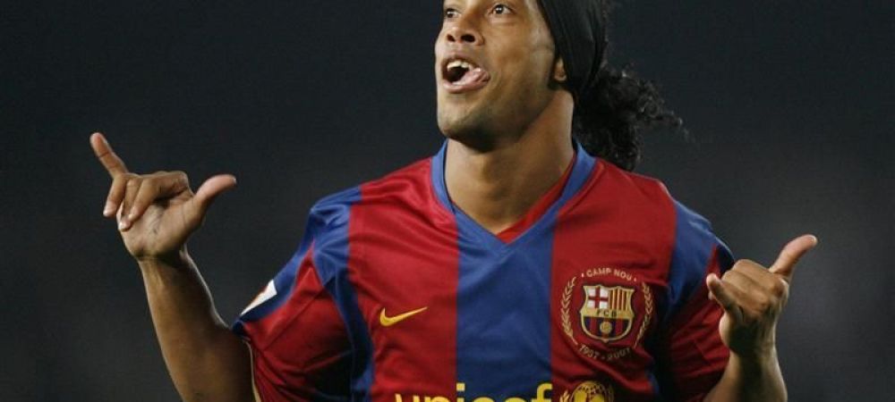 <span style="color:#f00;">Meciul s-a oprit pentru Ronaldinho</span>! Un fan NEBUN dupa el a intrat pe teren si i-a cerut un autograf. Ce reactie a avut