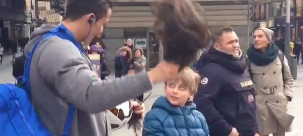 VIDEO SENZATIONAL! <span style="color:#f00;">Cristiano Ronaldo s-a costumat in OM AL STRAZII ca sa-l surprinda pe un pusti. </span>Ce cadou i-a facut