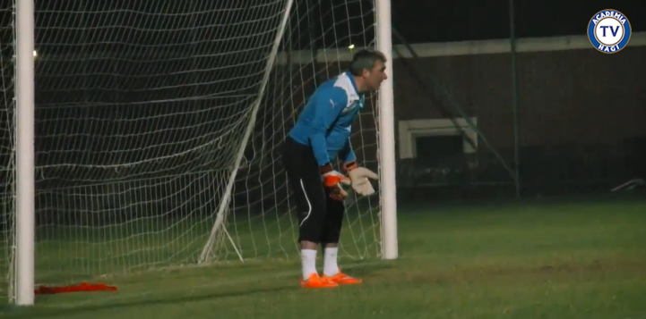 GENIAL! <span style="color:#f00;">"Regele" a facut senzatie si in poarta :))</span> Hagi a luat un sigur gol si a inceput sa aplaude executia - VIDEO