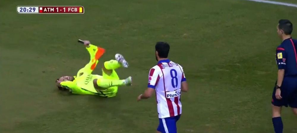 Moment INCREDIBIL! <span style="color:#f00;">Jordi Alba a fost accidentat de arbitru! </span>A primit un fanion in cap si a CAZUT pe teren! <span style="color:#f00;">VIDEO</span>