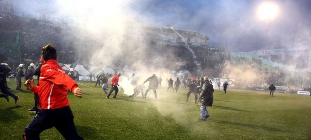 Apocalipsa Fotbal Imagini Incredibile De La Panathinaikos Olympiakos Sute De Fani In Teren Cu Torte Si Fumigene Foto Sport Ro