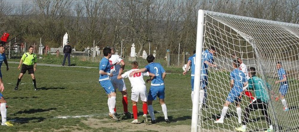 Fotbal Pe Viata Si Pe Moarte Imagini Incredibile Cu Primul Stadion Din Romania Unde Tribuna E In Cimitir Sport Ro