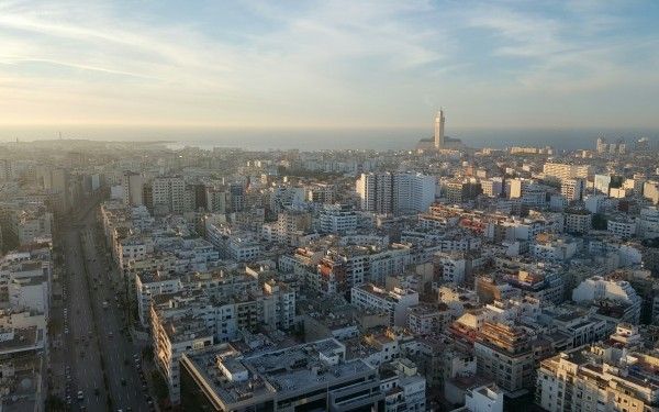 <span style="color:#f00;">Casablanca si zecile ei nuante de gri. </span>Paradisul superb in care acesti romani s-au trezit. Experianta lor e unica