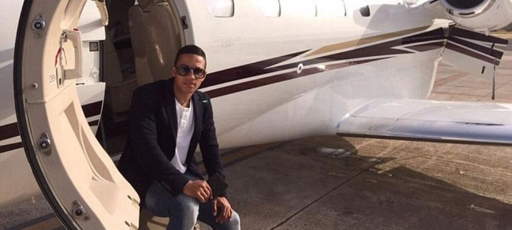 Dupa o vacanta de lux in Ibiza, noul star al lui Man United a ajuns in Anglia cu avionul privat. <span style="color:#f00;">FOTO de la sosirea lui Depay</span>