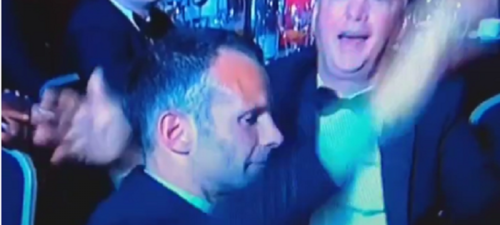 <span style="color:#f00;">IMAGINILE ANULUI: Managerul lui United s-a facut in ultimul "Van Gaal" la petrecere :) </span>L-a luat la palme pe Giggs si a tinut un discurs memorabil: VIDEO
