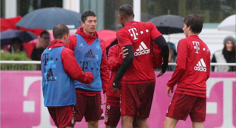 Se ingroasa gluma la Bayern Munchen!<span style="color:#f00;"> Boateng si Lewandowski au sarit la bataie la ultimul antrenament! </span>VIDEO
