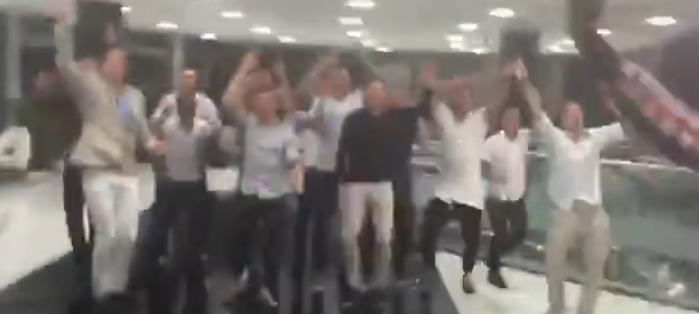 <span style="color:#f00;">Imagini SENZATIONALE pe aeroportul din Dubai!</span> Ce au facut vedetele lui Liverpool cand NIMENI nu mai era langa ei