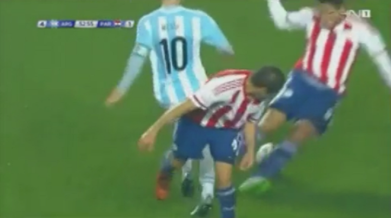 <span style="color:#f00;">Doi adversari incearca sa-i ia mingea lui Messi! </span>Continuarea e senzationala